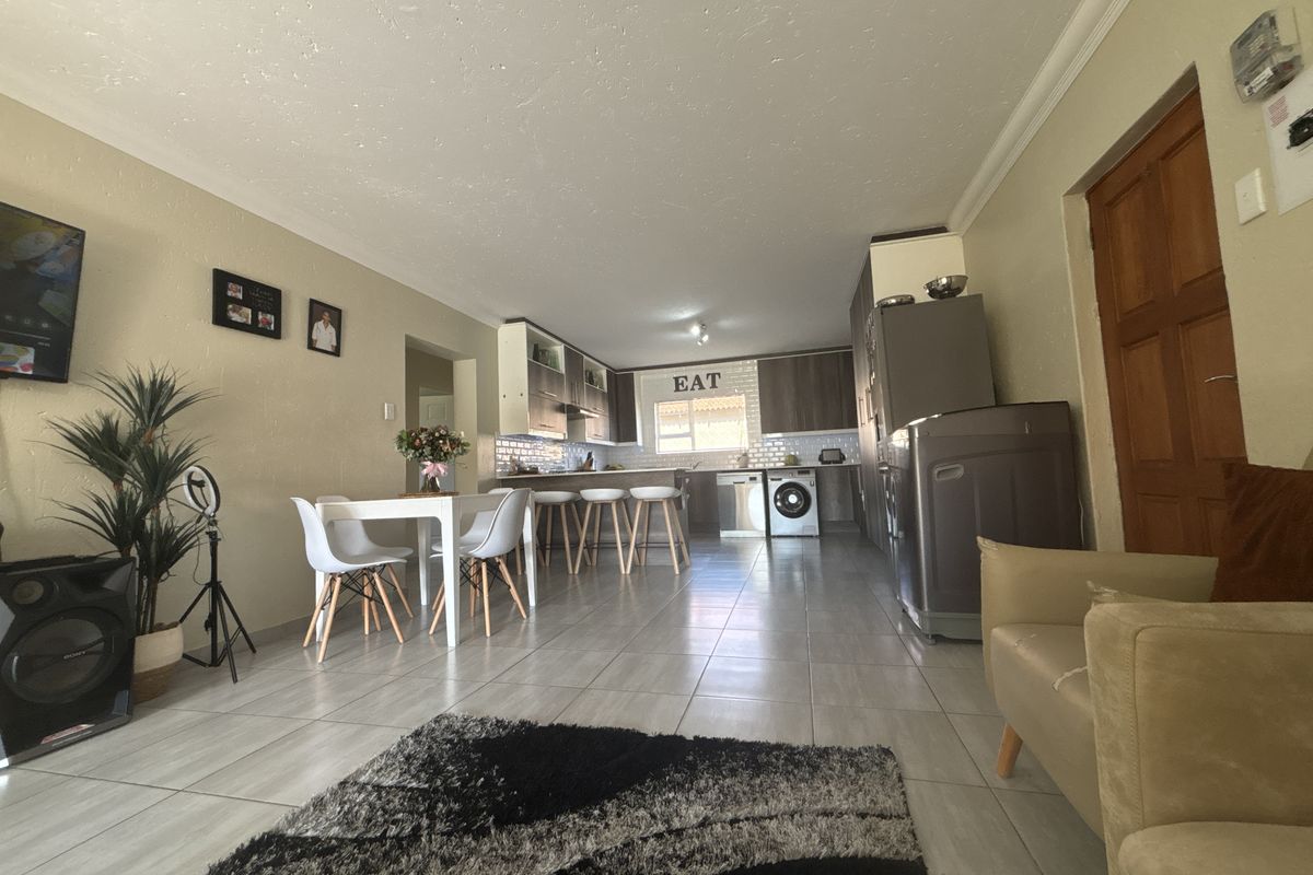 Investor Opportunity in Secure Morehill – Spacious 3 Bedroom Townhouse - Photo 2