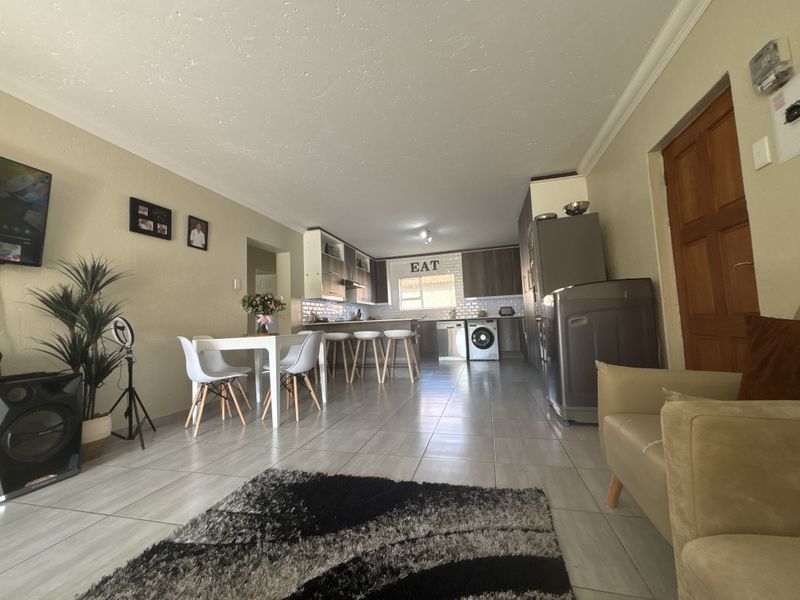 Investor Opportunity in Secure Morehill – Spacious 3 Bedroom Townhouse - Photo 2