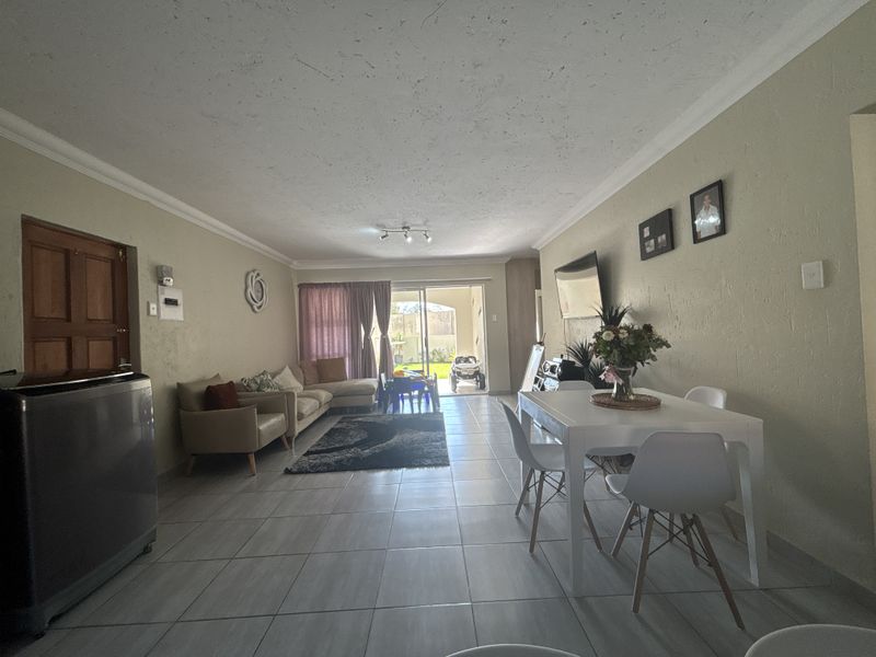 Investor Opportunity in Secure Morehill – Spacious 3 Bedroom Townhouse - Photo 9