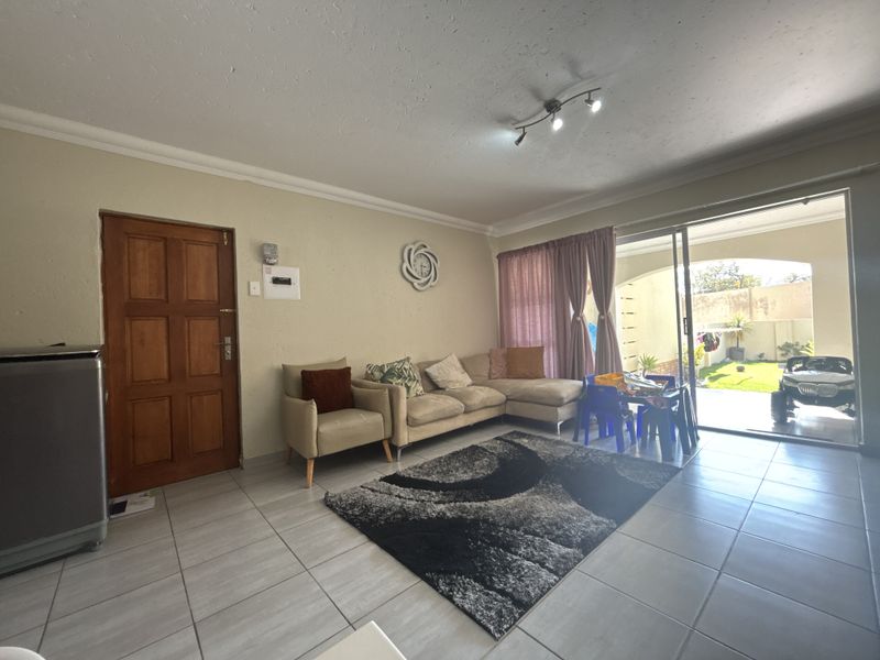 Investor Opportunity in Secure Morehill – Spacious 3 Bedroom Townhouse - Photo 8