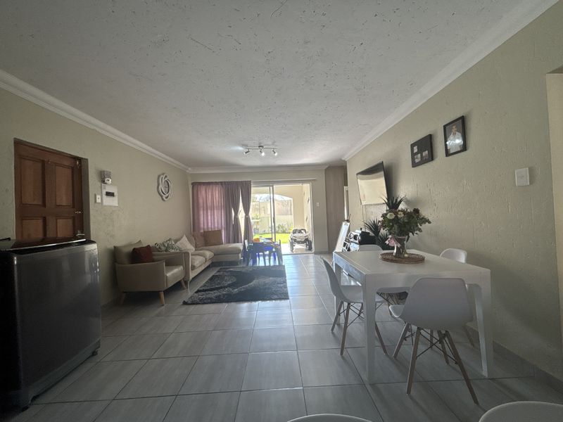 Investor Opportunity in Secure Morehill – Spacious 3 Bedroom Townhouse - Photo 7