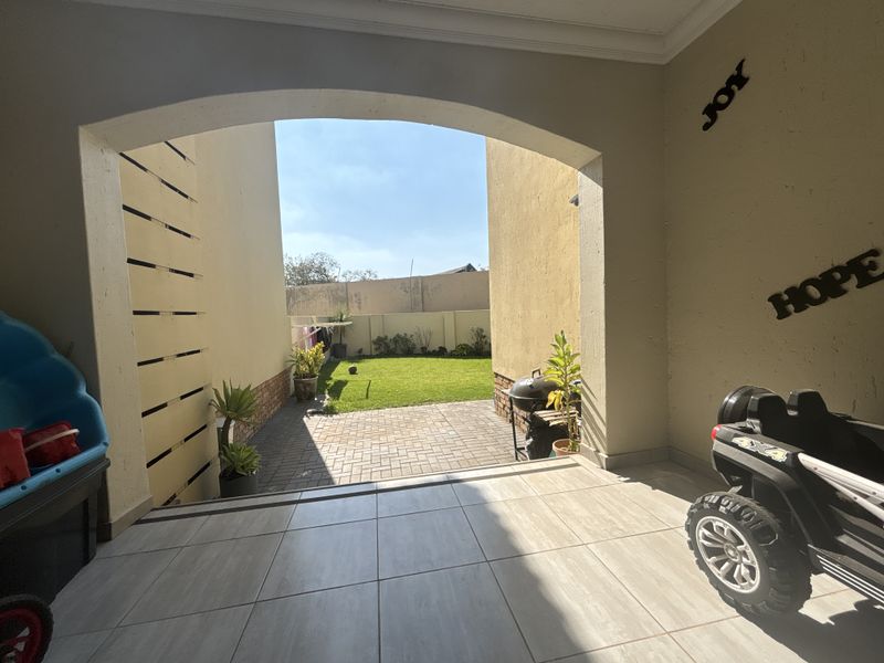 Investor Opportunity in Secure Morehill – Spacious 3 Bedroom Townhouse - Photo 6