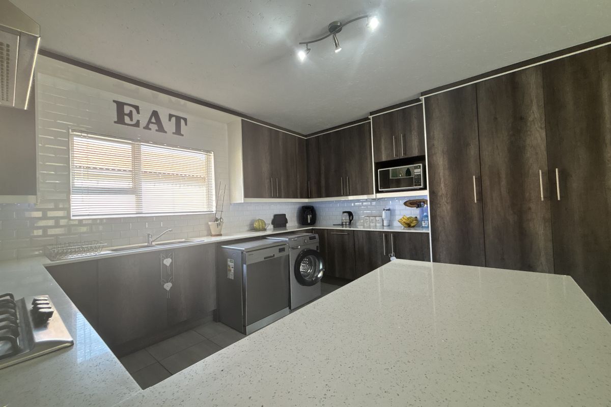 Investor Opportunity in Secure Morehill – Spacious 3 Bedroom Townhouse - Photo 3