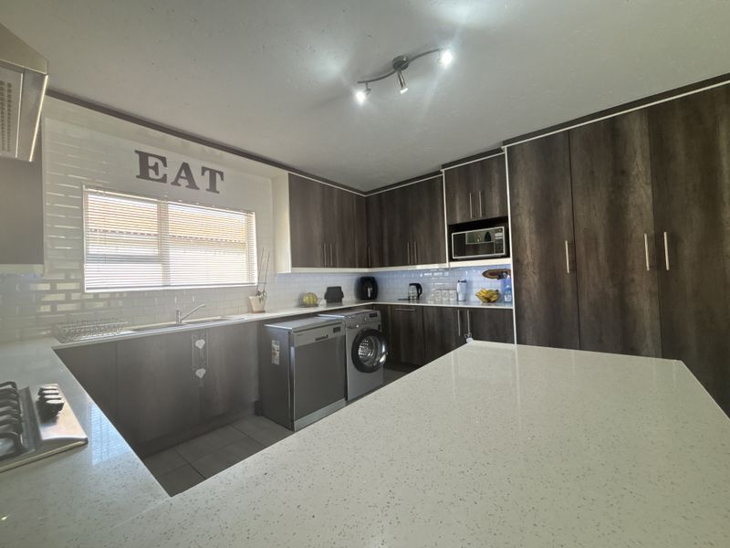 Investor Opportunity in Secure Morehill – Spacious 3 Bedroom Townhouse - Photo 3