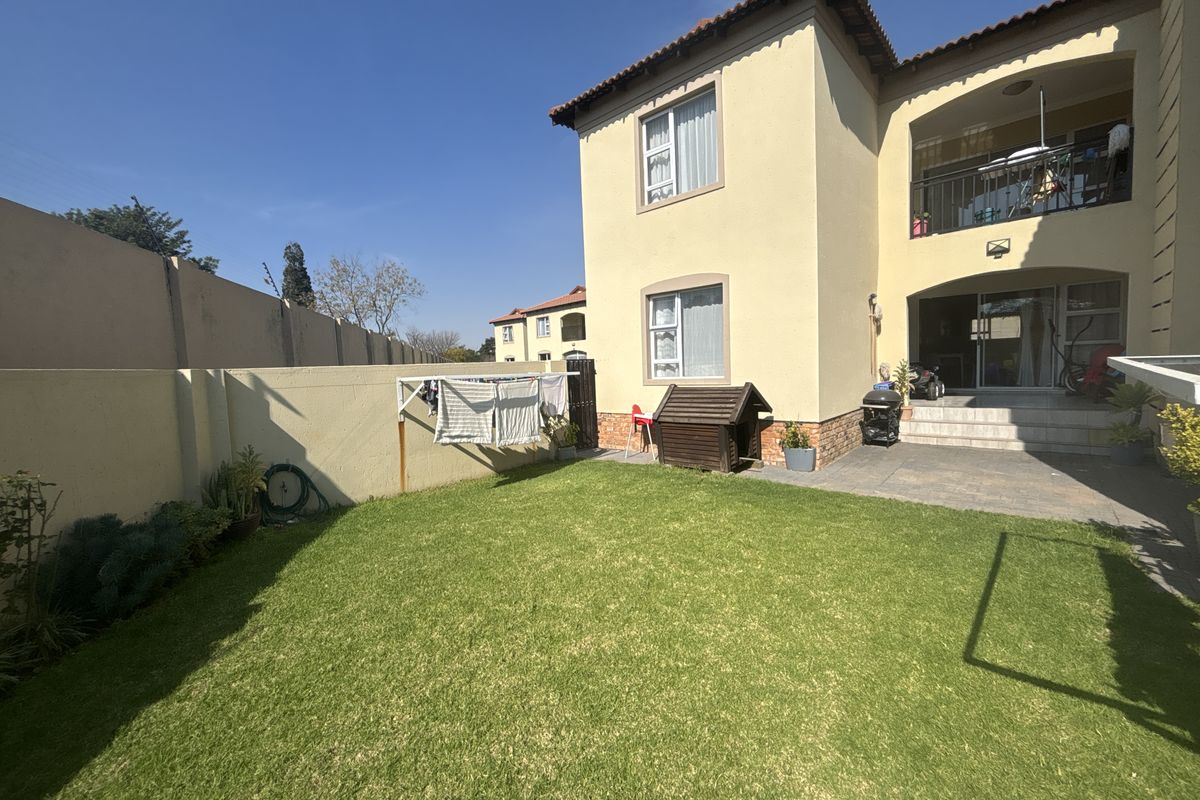Investor Opportunity in Secure Morehill – Spacious 3 Bedroom Townhouse - Photo 5