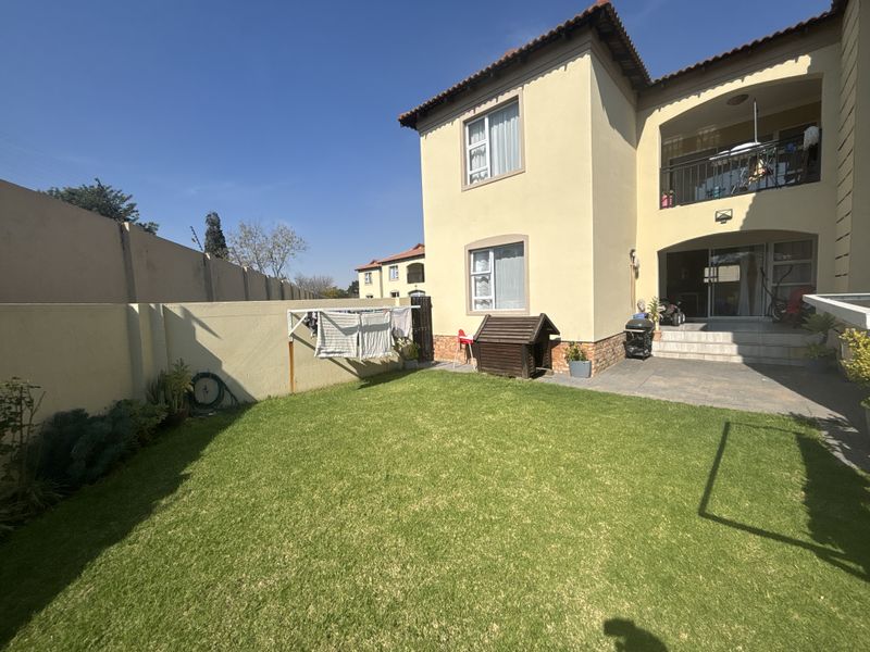 Investor Opportunity in Secure Morehill – Spacious 3 Bedroom Townhouse - Photo 5