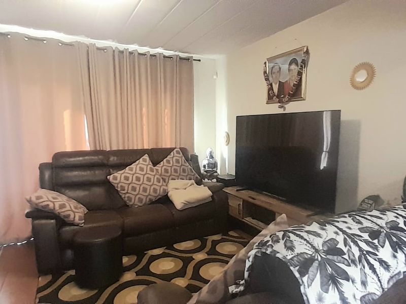 Spacious 3-Bedroom Facebrick Freestanding Duplex To Rent in Allen's Nek - Photo 5