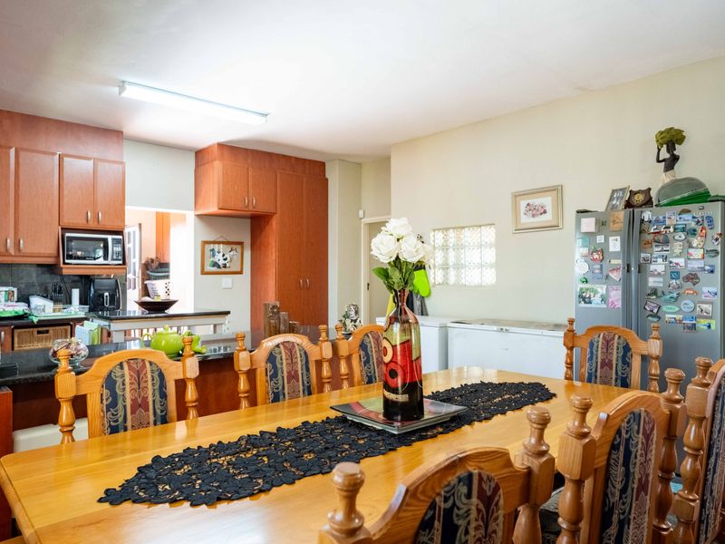 Designed for Living, Built for Entertaining – Immaculate Double Storey Home - Photo 9