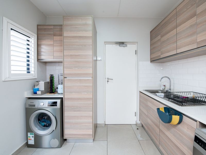 Immaculate Modern Family home just waiting for you to call it home - Photo 9