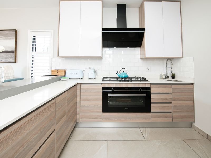 Immaculate Modern Family home just waiting for you to call it home - Photo 7