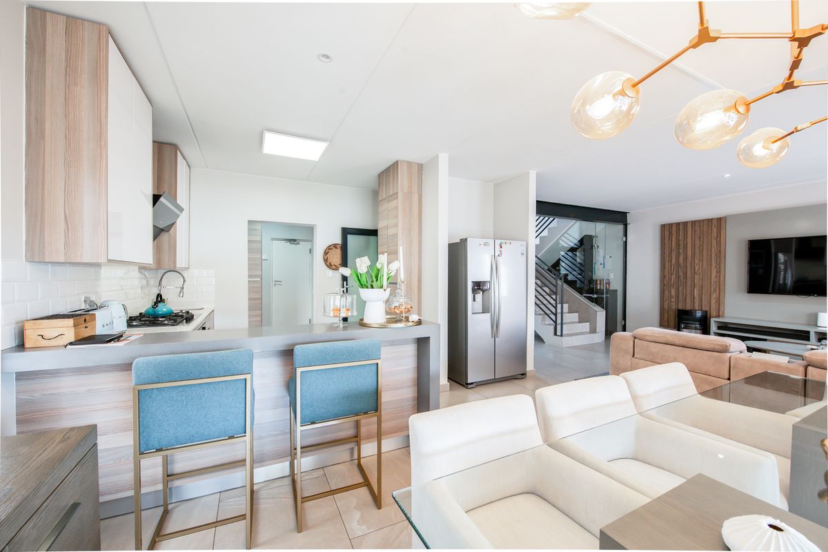 Immaculate Modern Family home just waiting for you to call it home - Photo 5