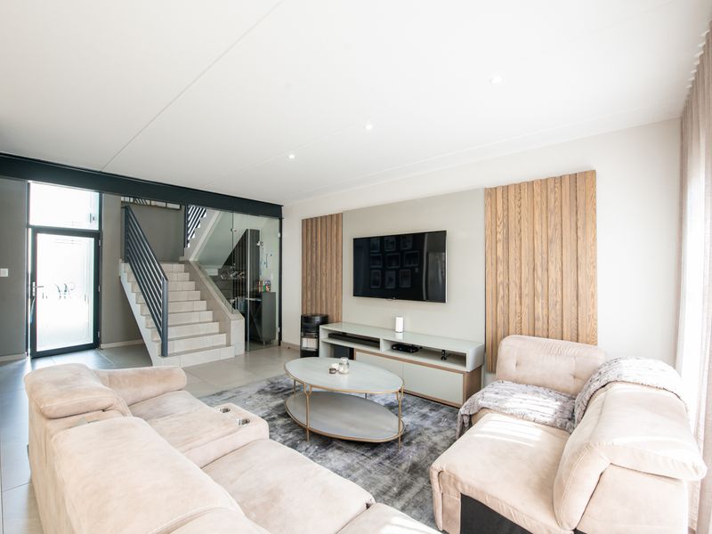 Immaculate Modern Family home just waiting for you to call it home - Photo 3