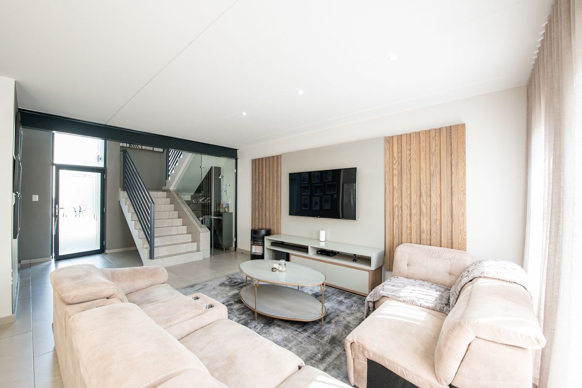 Immaculate Modern Family home just waiting for you to call it home - Photo 3