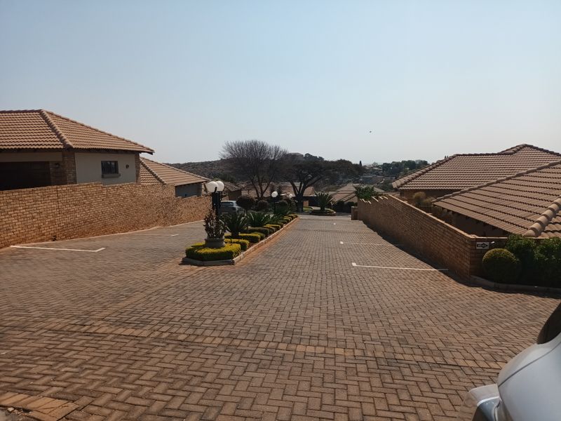 SPACIOUS 3 BEDROOM CLUSTER R14 500PM - Photo 2
