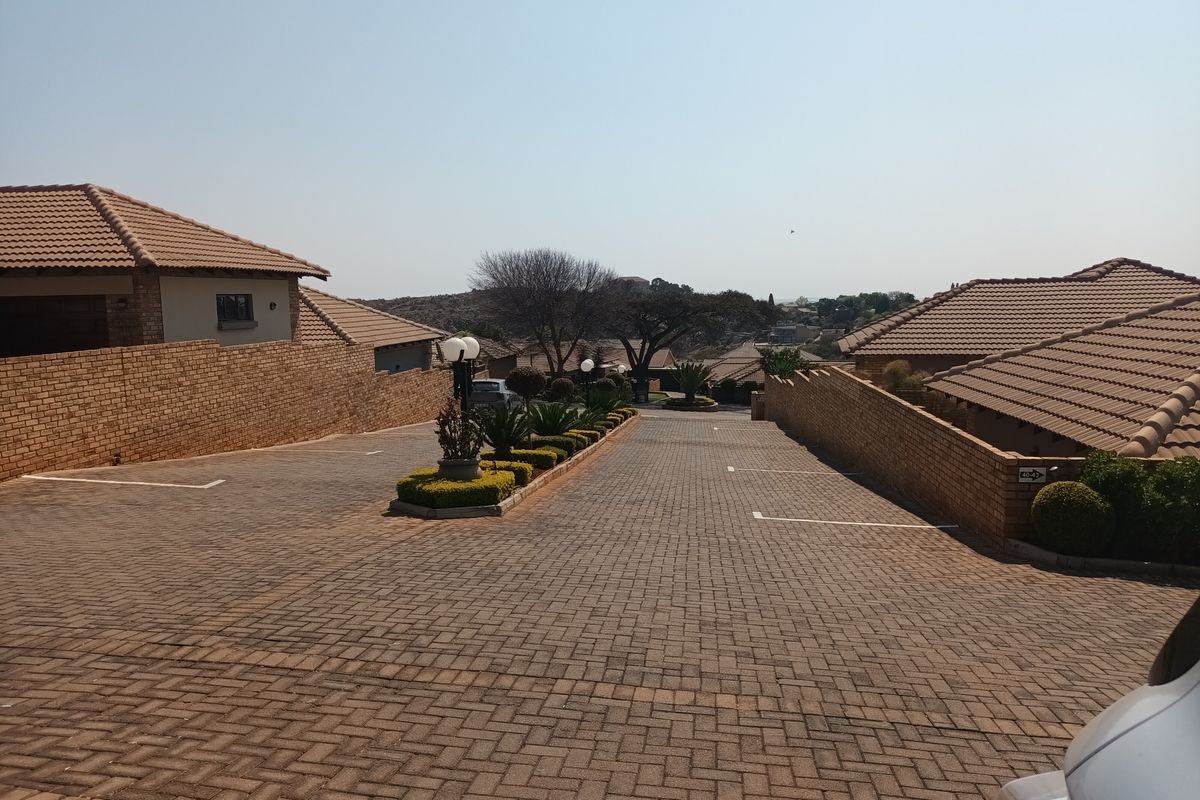 SPACIOUS 3 BEDROOM CLUSTER R14 500PM - Photo 2