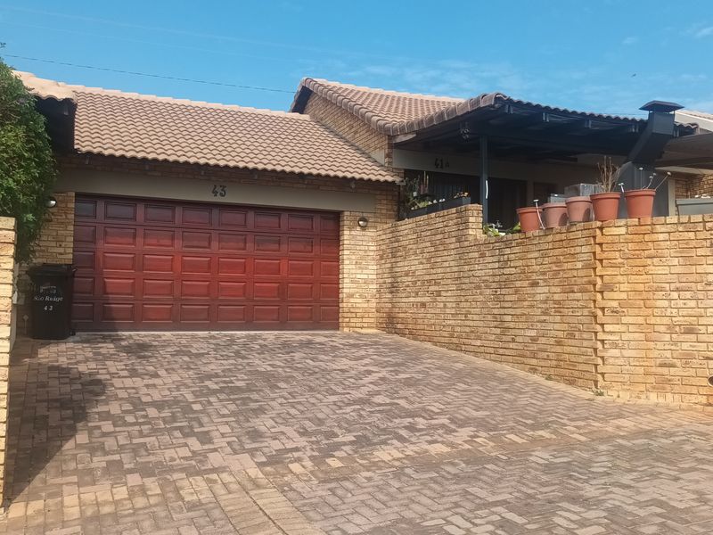 EXTREMELY NEAT AND SPACIOUS 3 BEDROOM TOWNHOUSE R14 500PM - Photo 1