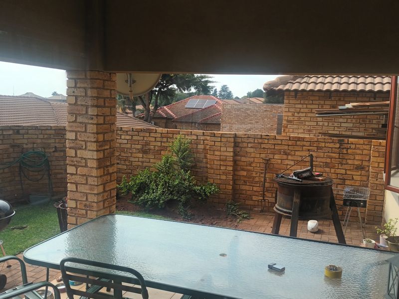 EXTREMELY NEAT AND SPACIOUS 3 BEDROOM TOWNHOUSE R14 500PM - Photo 3