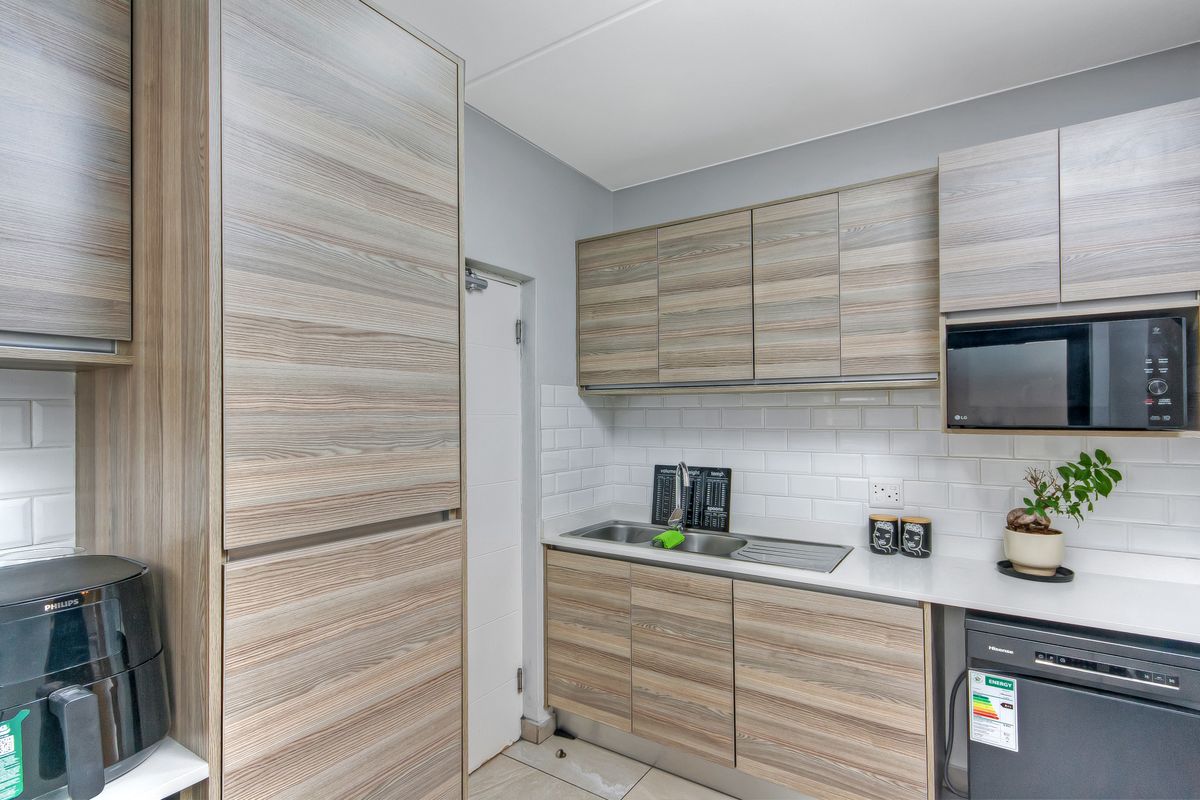 Immaculate Modern Family home just waiting for you to call it home - Photo 5
