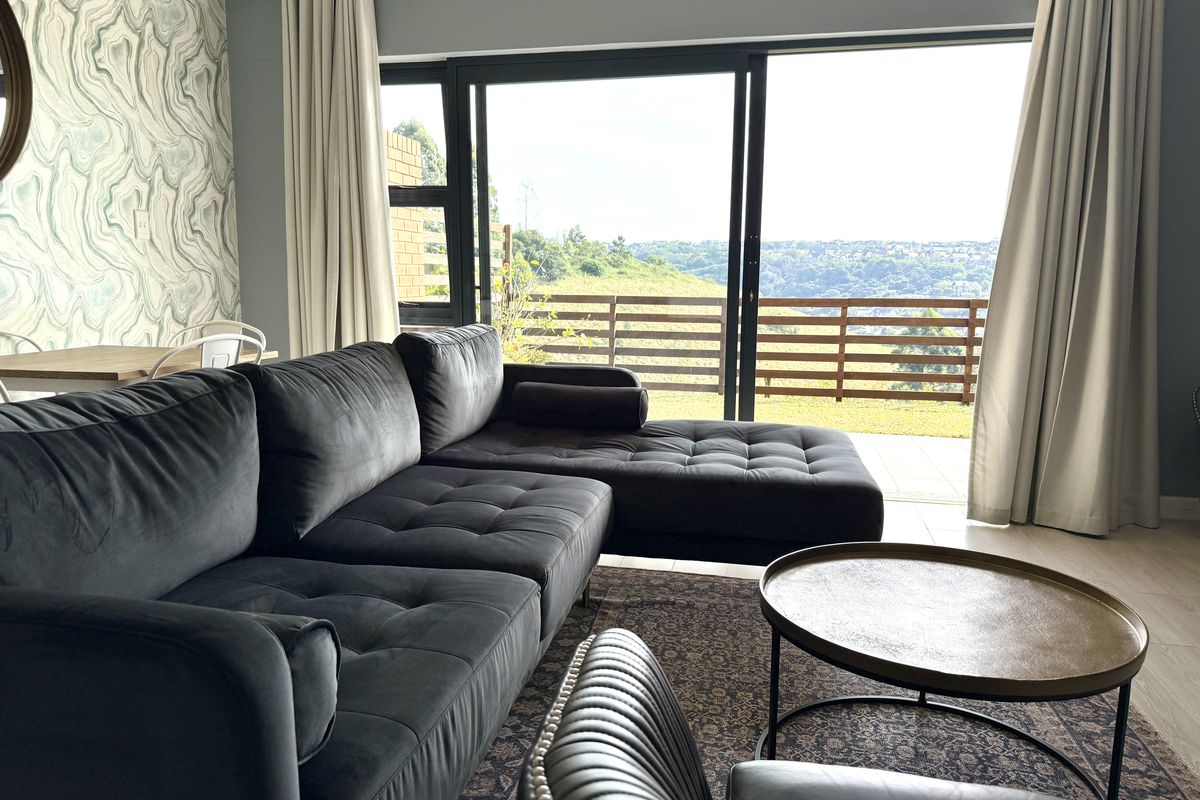 Front Row 3 Bed Stunner with Views and Garden - Photo 2