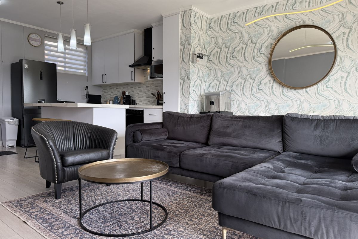 Front Row 3 Bed Stunner with Views and Garden - Photo 3