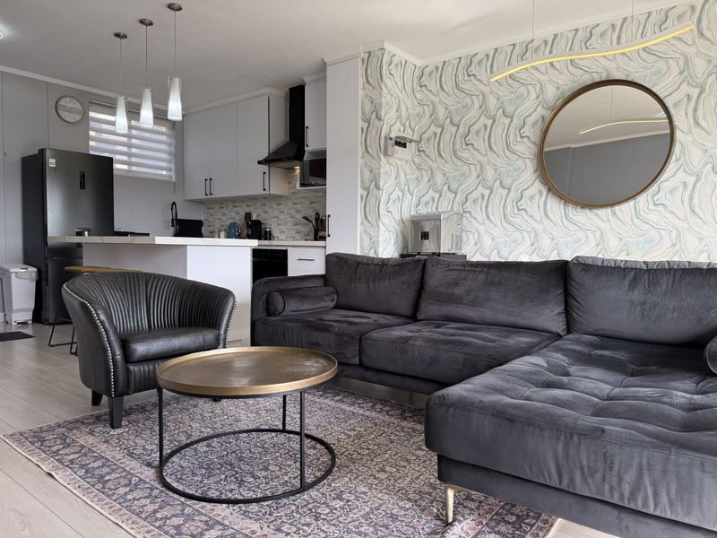 Front Row 3 Bed Stunner with Views and Garden - Photo 3