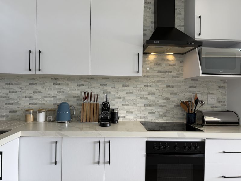 Front Row 3 Bed Stunner with Views and Garden - Photo 10