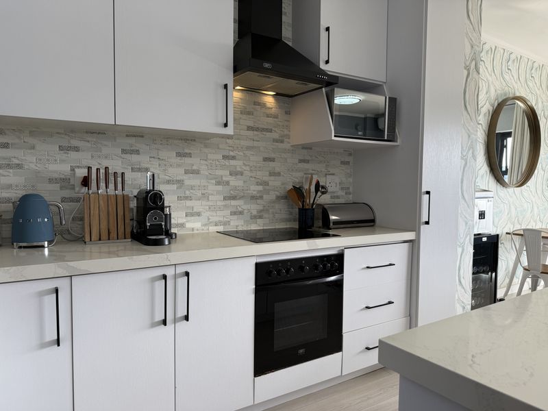 Front Row 3 Bed Stunner with Views and Garden - Photo 7