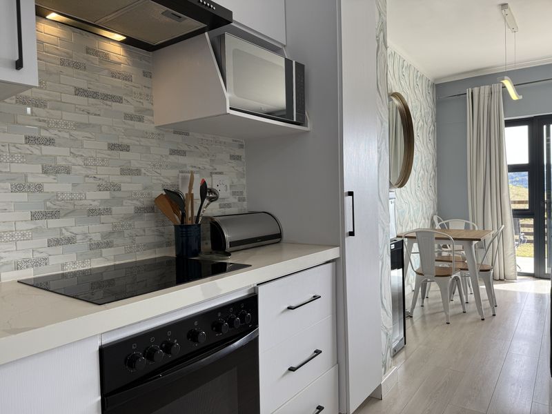 Front Row 3 Bed Stunner with Views and Garden - Photo 8