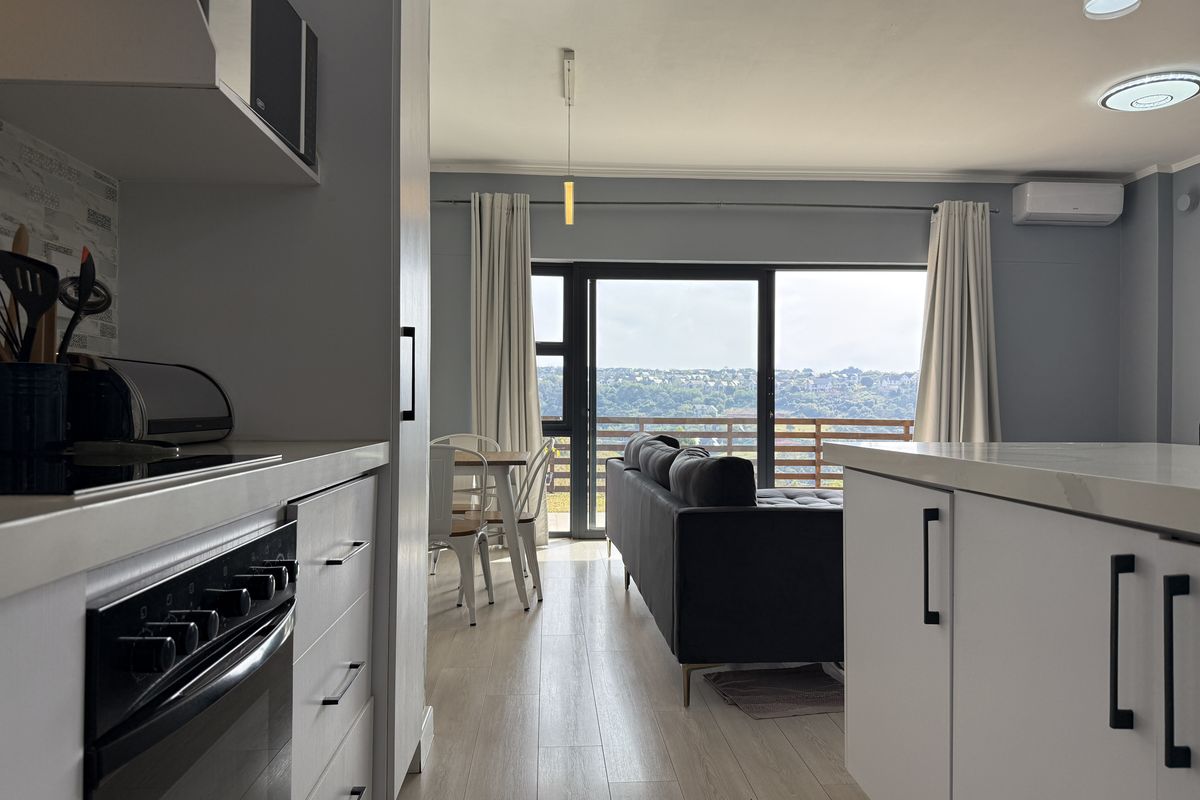 Front Row 3 Bed Stunner with Views and Garden - Photo 5