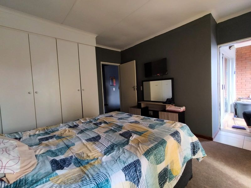 Spacious 2-Bedroom Apartment with Stunning Views - Photo 10