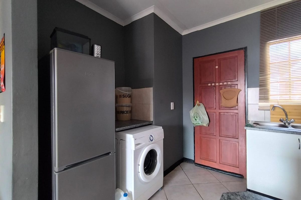Spacious 2-Bedroom Apartment with Stunning Views - Photo 4