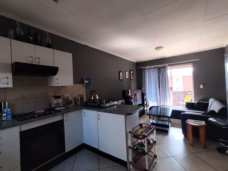 Spacious 2-Bedroom Apartment with Stunning Views - Photo 3