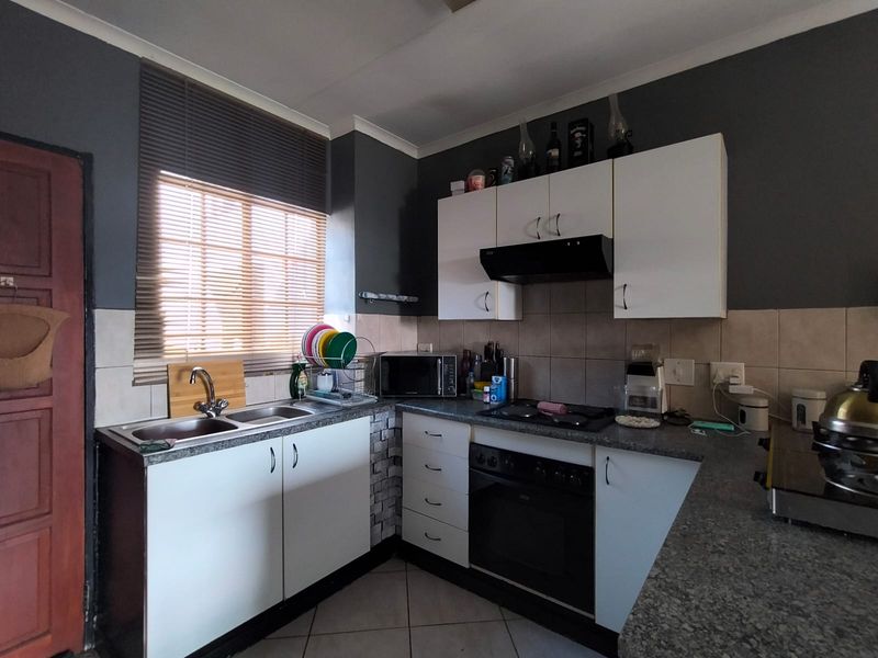 Spacious 2-Bedroom Apartment with Stunning Views - Photo 2