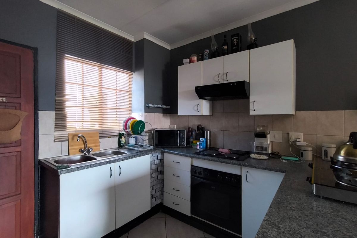 Spacious 2-Bedroom Apartment with Stunning Views - Photo 2