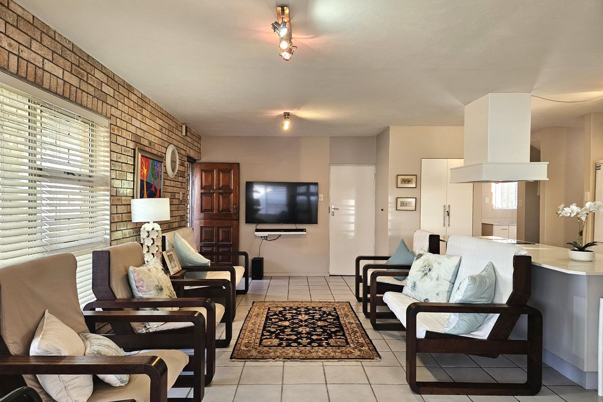 Prime Coastal Residence Just Steps from the Beach – Jeffreys Bay - Photo 3