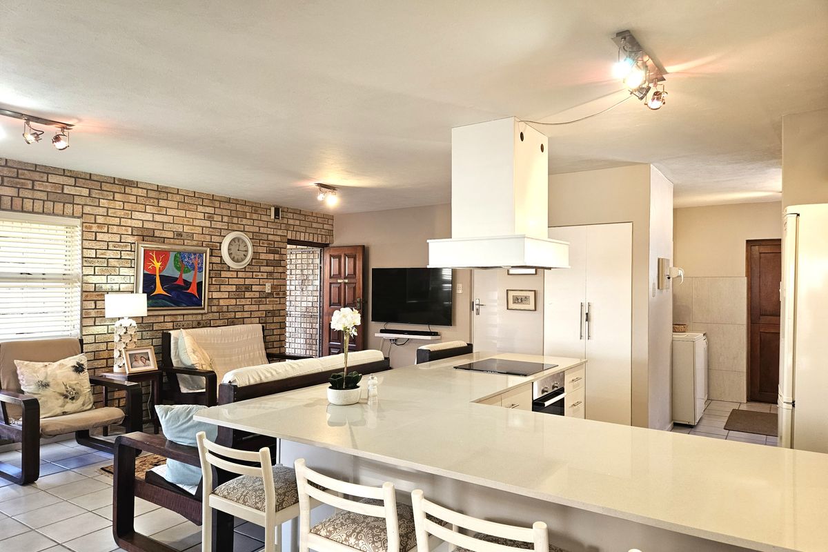 Prime Coastal Residence Just Steps from the Beach – Jeffreys Bay - Photo 4