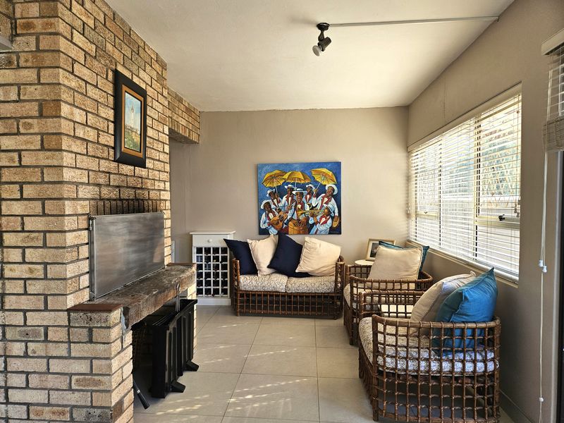 Prime Coastal Residence Just Steps from the Beach – Jeffreys Bay - Photo 9