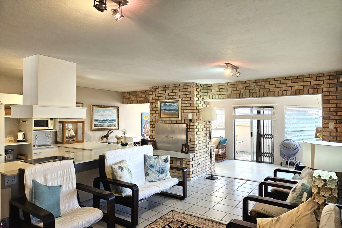 Prime Coastal Residence Just Steps from the Beach – Jeffreys Bay - Photo 2