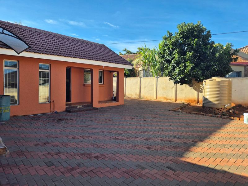 Exceptional Investment Opportunity in Flora Park - Photo 1