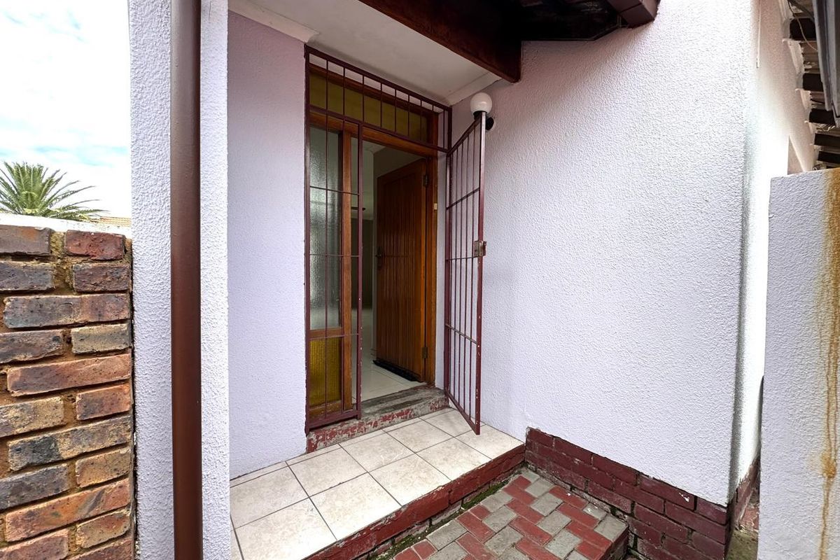 Three bedroom home plus one bedroom flat for sale in Secunda - Photo 3