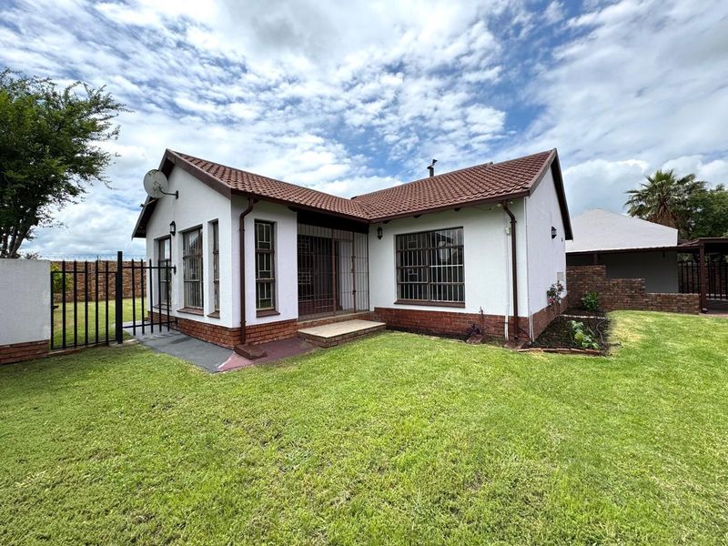 Three bedroom home plus one bedroom flat for sale in Secunda - Photo 2