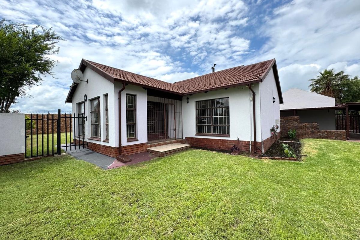 Three bedroom home plus one bedroom flat for sale in Secunda - Photo 2
