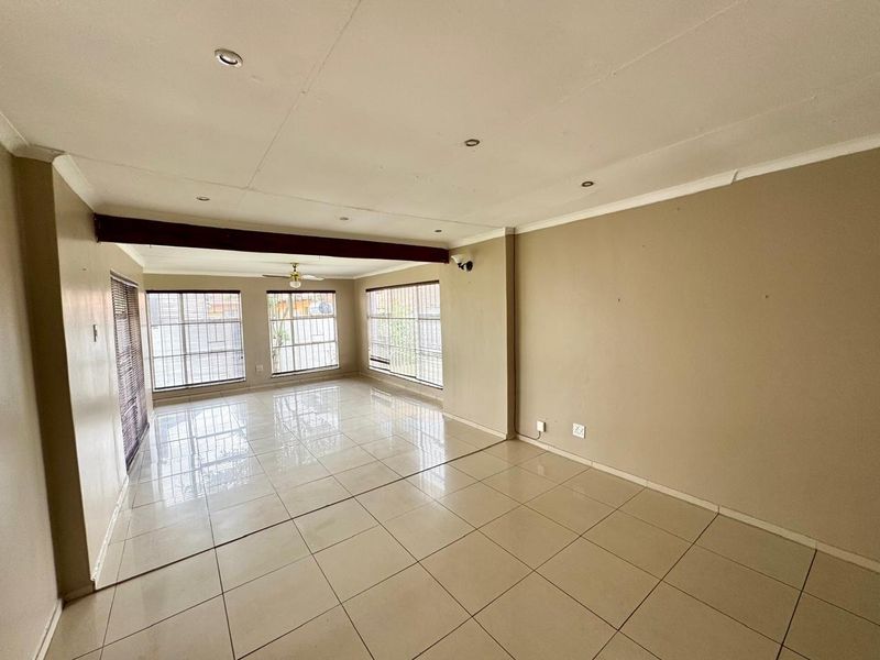 Three bedroom home plus one bedroom flat for sale in Secunda - Photo 9