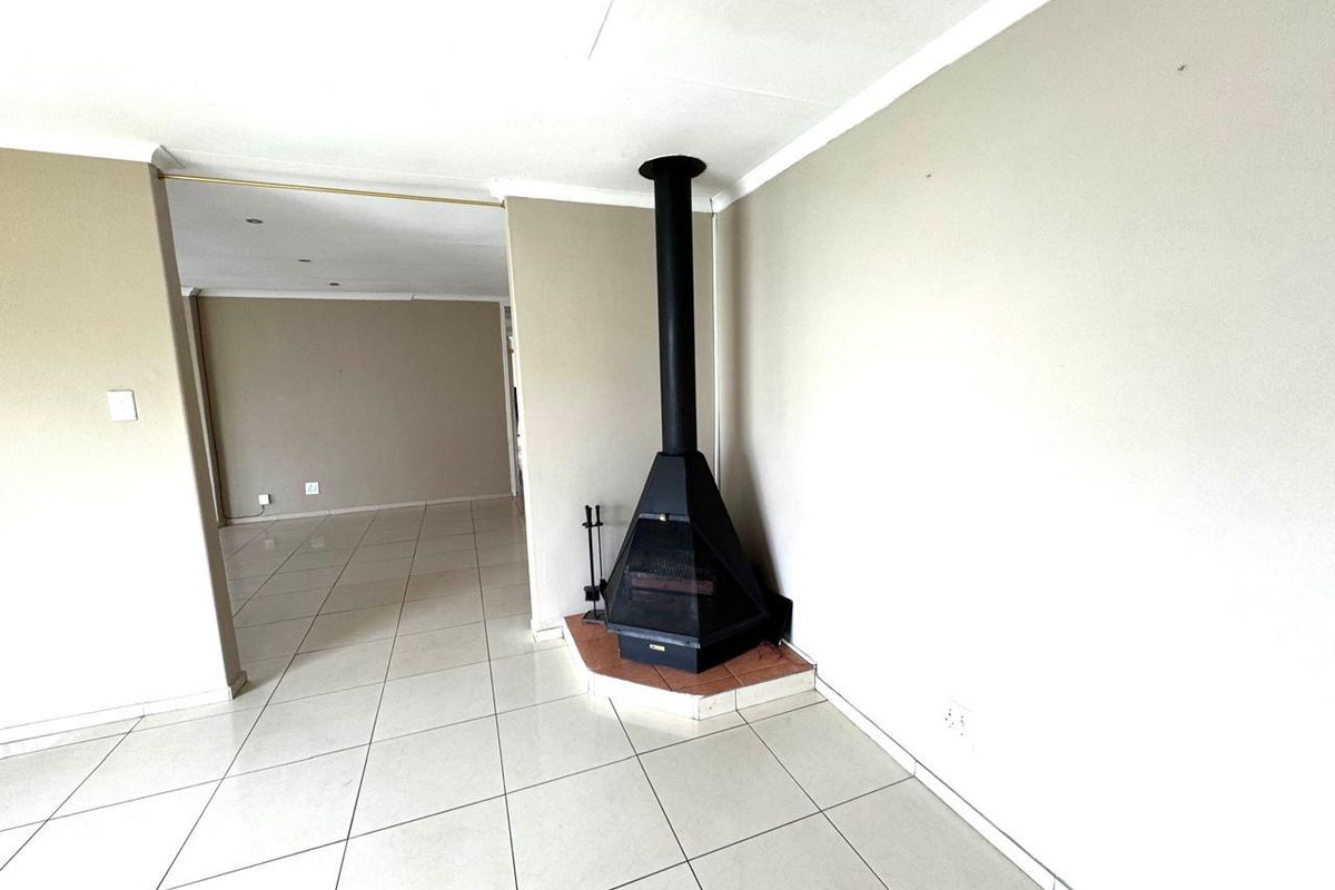 Three bedroom home plus one bedroom flat for sale in Secunda - Photo 5