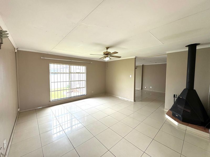 Three bedroom home plus one bedroom flat for sale in Secunda - Photo 4