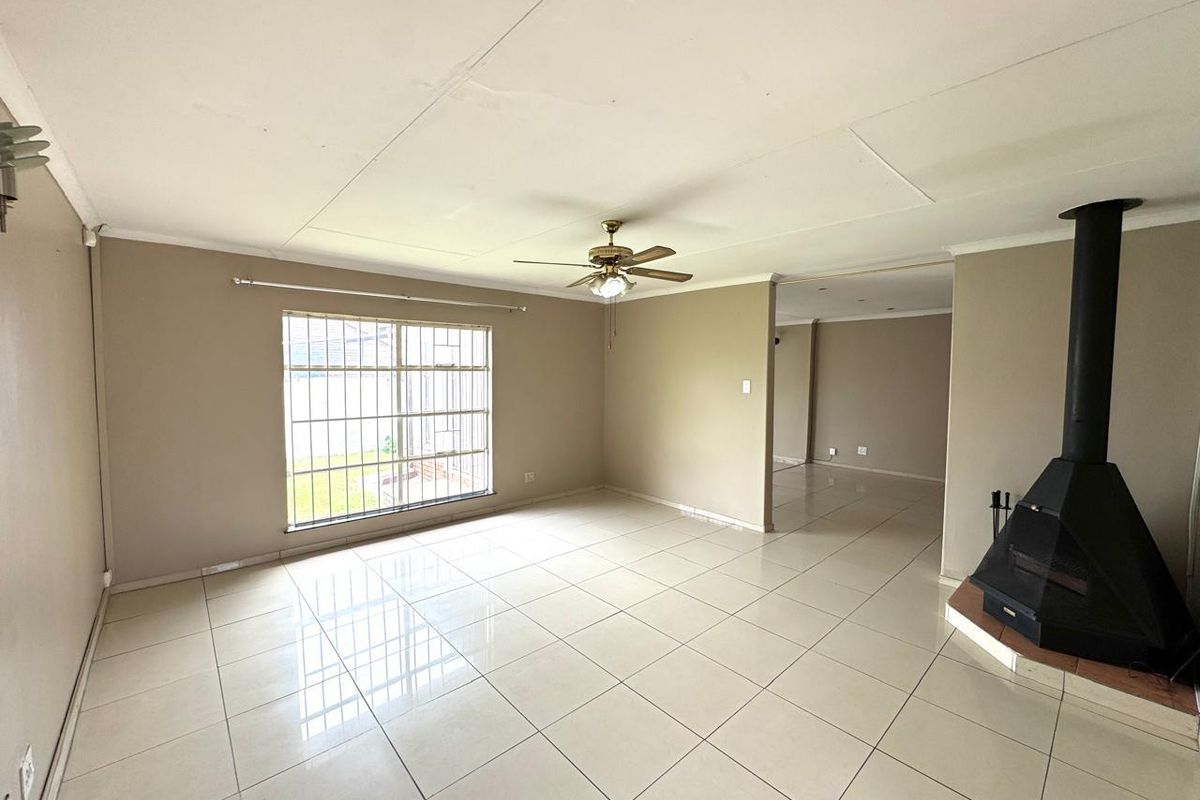 Three bedroom home plus one bedroom flat for sale in Secunda - Photo 4