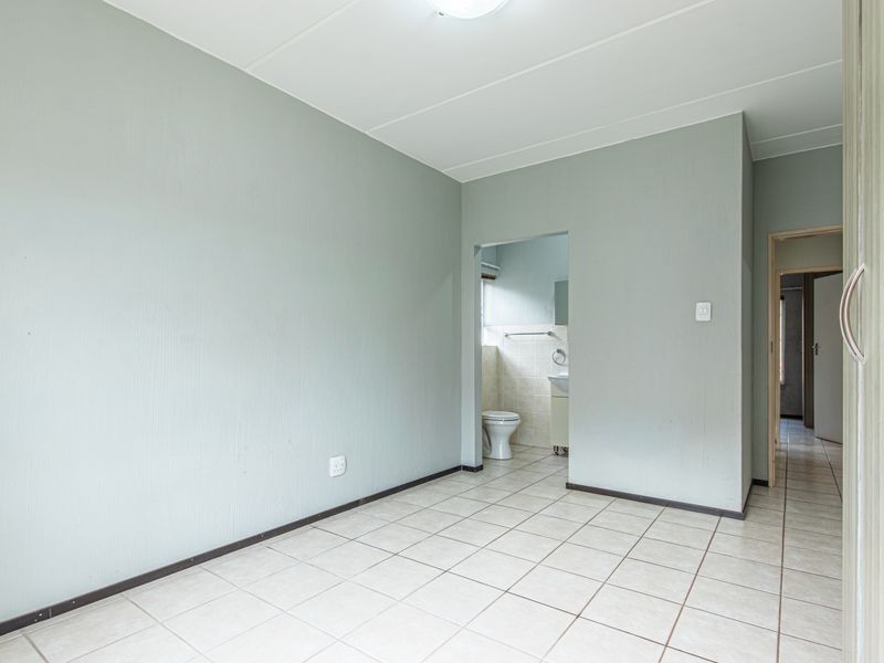 Perfect Opportunity for First-Time Buyers in Randpark Ridge - 2 Bed 2 Bath Ground floor Apartment - Photo 10