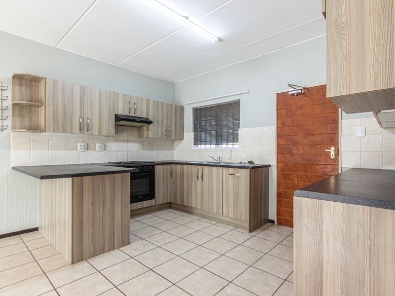 Perfect Opportunity for First-Time Buyers in Randpark Ridge - 2 Bed 2 Bath Ground floor Apartment - Photo 2