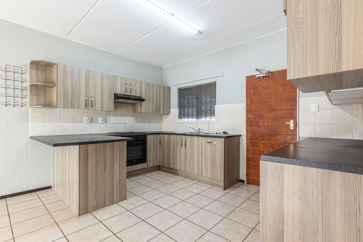 Perfect Opportunity for First-Time Buyers in Randpark Ridge - 2 Bed 2 Bath Ground floor Apartment - Photo 2