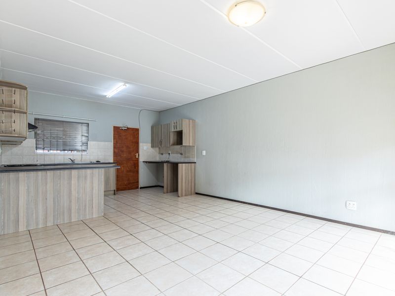Perfect Opportunity for First-Time Buyers in Randpark Ridge - 2 Bed 2 Bath Ground floor Apartment - Photo 5